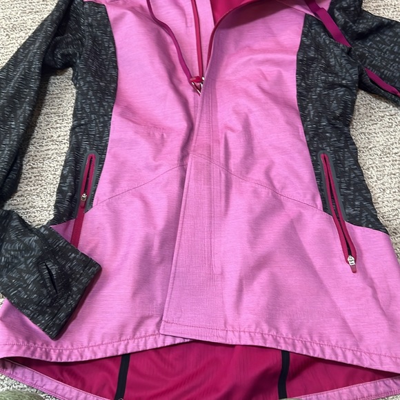 The north face jacket, hooded, and wind resistant - Picture 9 of 16